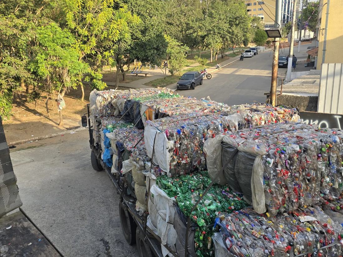 Caminhão carregado com fardos de recicláveis na rua
