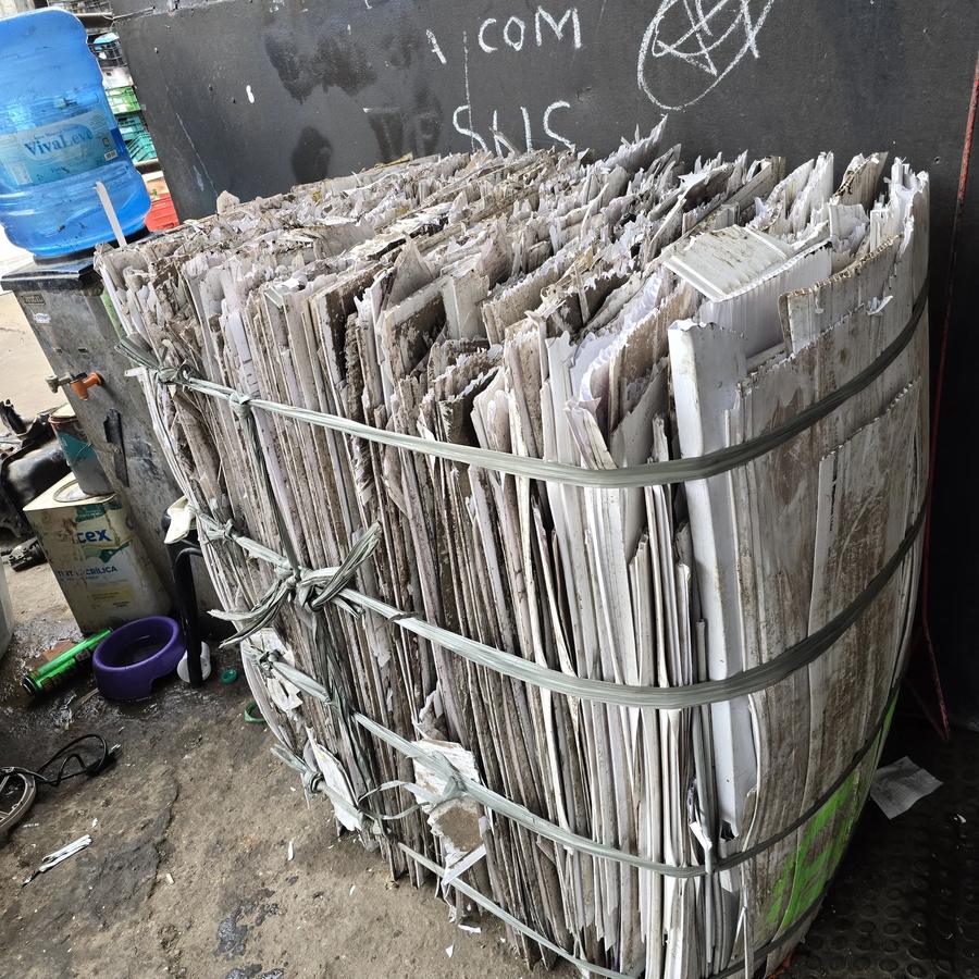 Fardo de papelão prensado